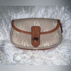 Dooney & Bourke: cosmetic case/small clutch